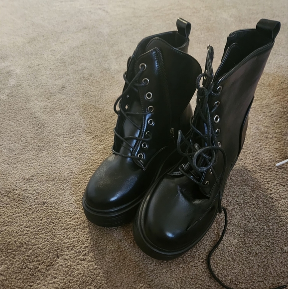 Boots - Picture 3 of 4